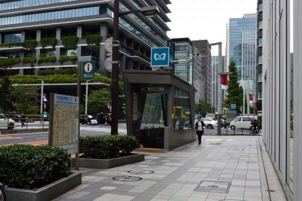 When you get out of Exit 4 of Kyobashi Station, with the exit behind you... (The photo is when you exit Kyobashi station and look back)