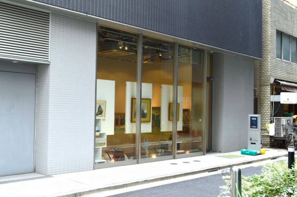 A few meters ahead, you will see the glass-walled Gallery Kujaku on your left.